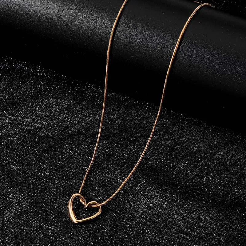 Twisted Heart Pendant Necklace – Gold Tone